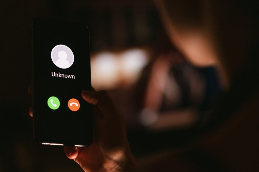 Jeżeli dzwoni numer prywatny, przemyśl, czy odbierać połączenie. Dlaczego? Bo czasami - i to dość często - anonimowy dzwoniący może być osobą, z którą nie chciałbyś rozmawiać.