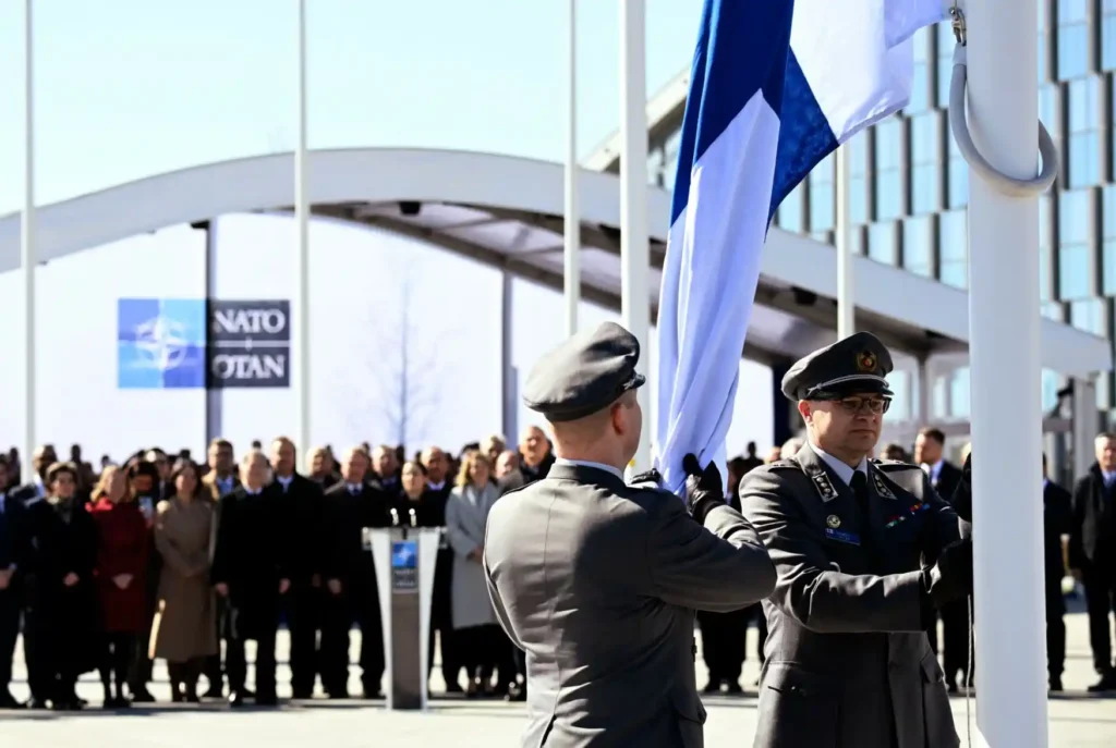 Fiński personel wojskowy instaluje fińską flagę narodową w siedzibie NATO w Brukseli, 4 kwietnia 2023 r. / Fot. John Thys/AFP/East News