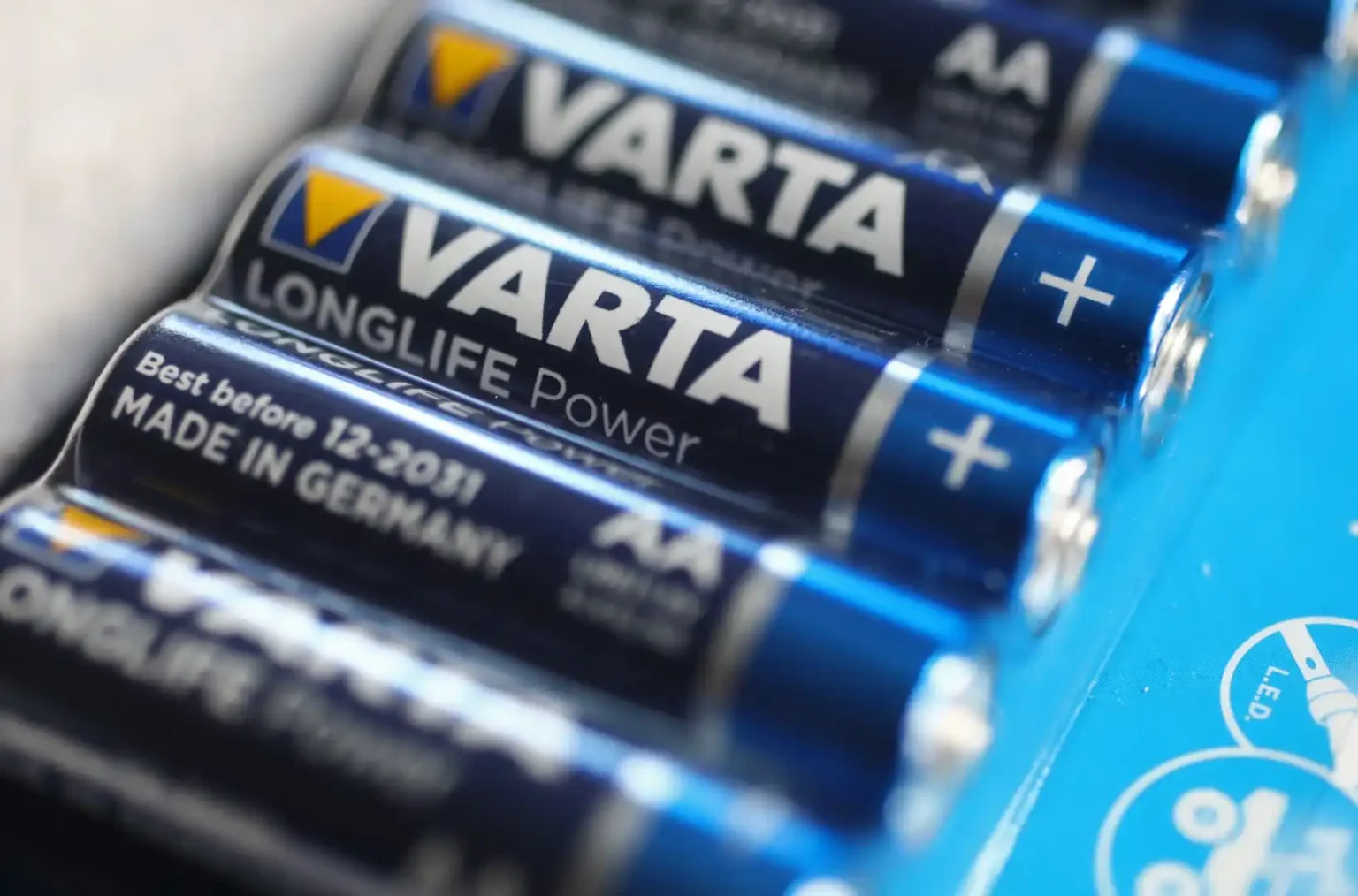 Niemiecki producent wstrzymał produkcję baterii przez cyberatak Atak na VARTA, producenta baterii z Niemiec / Fot. Jeppe Gustafsson, Shutterstock.com