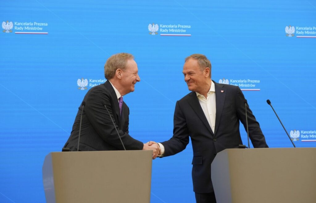 Na zdjęciu: Brad Smith, wiceprezes i prezydent Microsoft w obecności premiera Donalda Tuska ogłasza inwestycję w infrastrukturę chmurową i sztuczną inteligencję w Polsce, luty 2025 r. / Fot. Microsoft